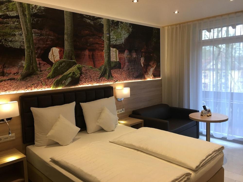 Hotel-Restaurant Barbarossahof Kaiserslautern Eksteriør bilde